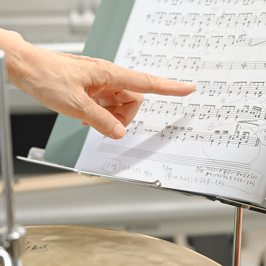 楽譜を指差す手元