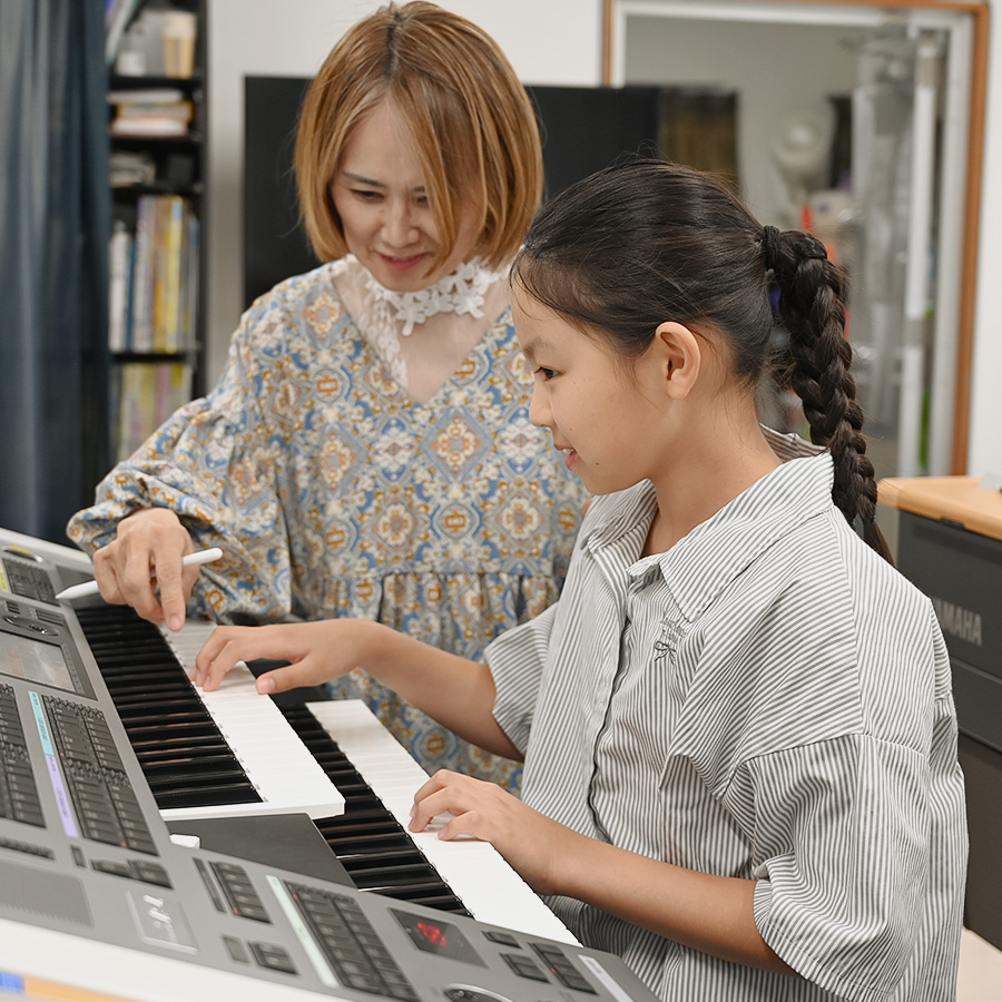 エレクトーンを演奏する少女