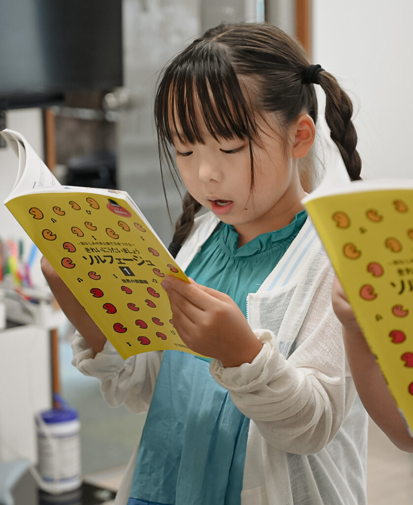 楽譜を読む様子