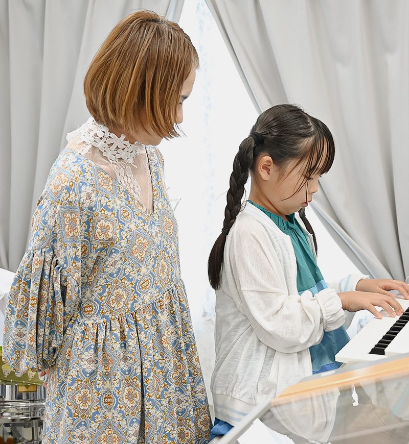 演奏を見守る講師